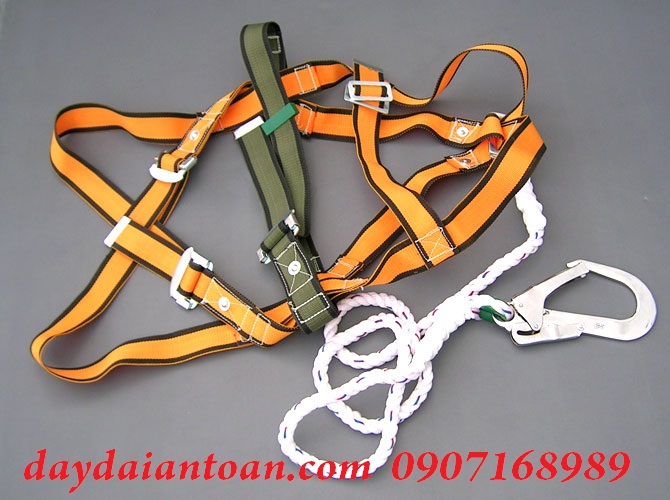 Khi sử dụng dây đai an toàn trong lĩnh vực xây dựng bạn phải kiểm tra chất liệu dây, bản dây phải mới nguyên
