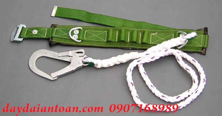 Công nhân dùng dây đai trong xây dựng nhằm đảm bảo an toàn về tính mạng và sức khỏe của mình