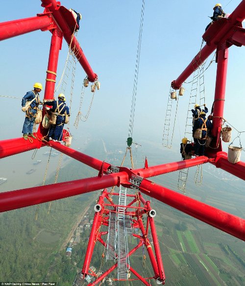 Với một mức giá phù hợp bạn có thể thoải mái làm việc ở những độ cao như trên với một bộ dây an toàn toàn thân